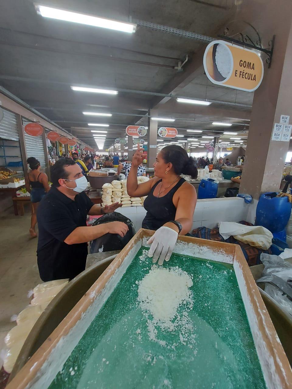 Helinho em visita à Feira Municipal