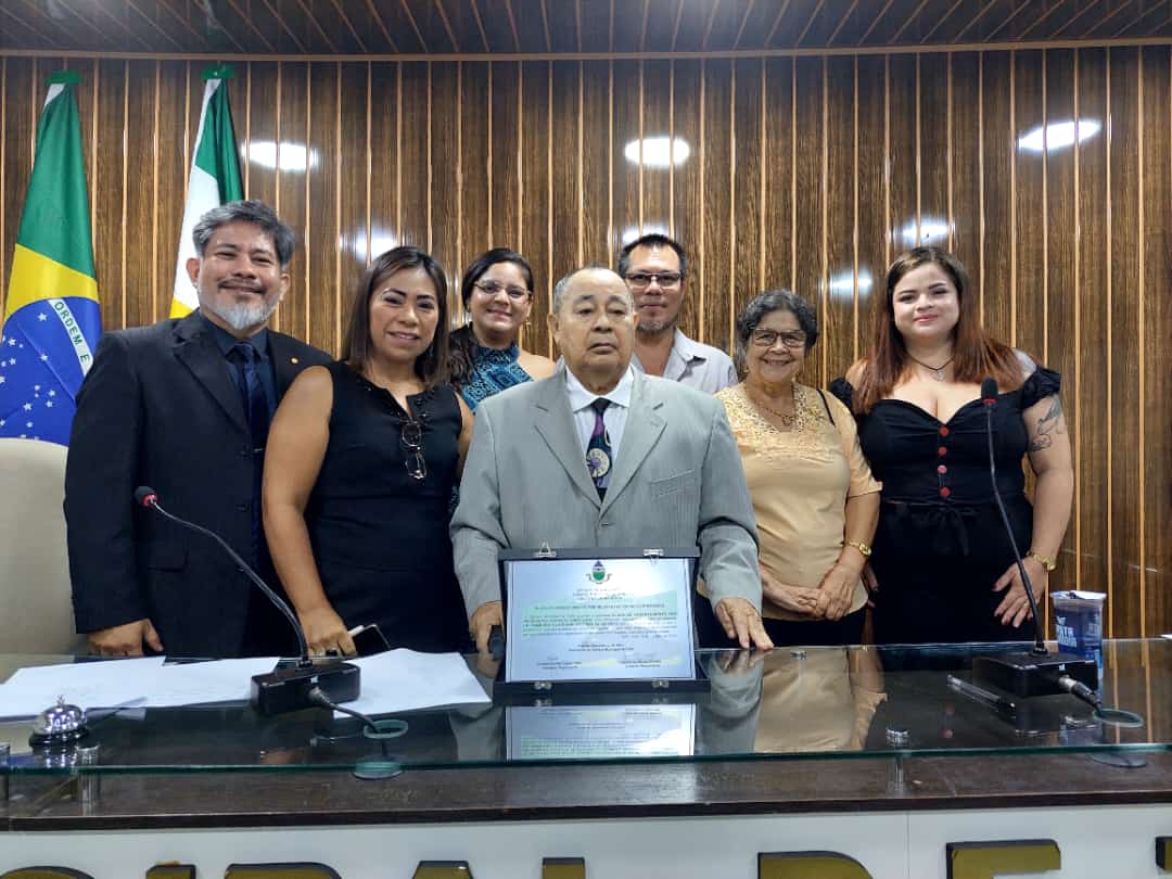 Dr. Claudemir Queiroz é homenageado na Câmara Municipal de Tefé.