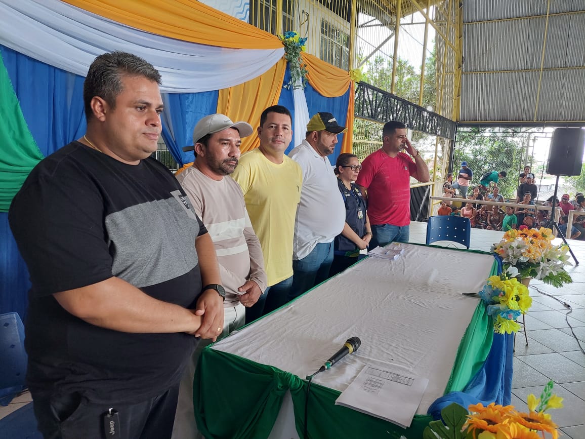 Vereadores participam da entrega de cartões e cestas básicas de Auxílio Enchente, realizada pela Prefeitura Municipal de Tefé, de iniciativa do Governo do Estado do Amazonas.